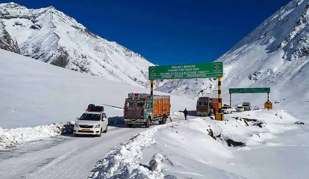 Leh-Srinagar National Highway still closed due to snowfall